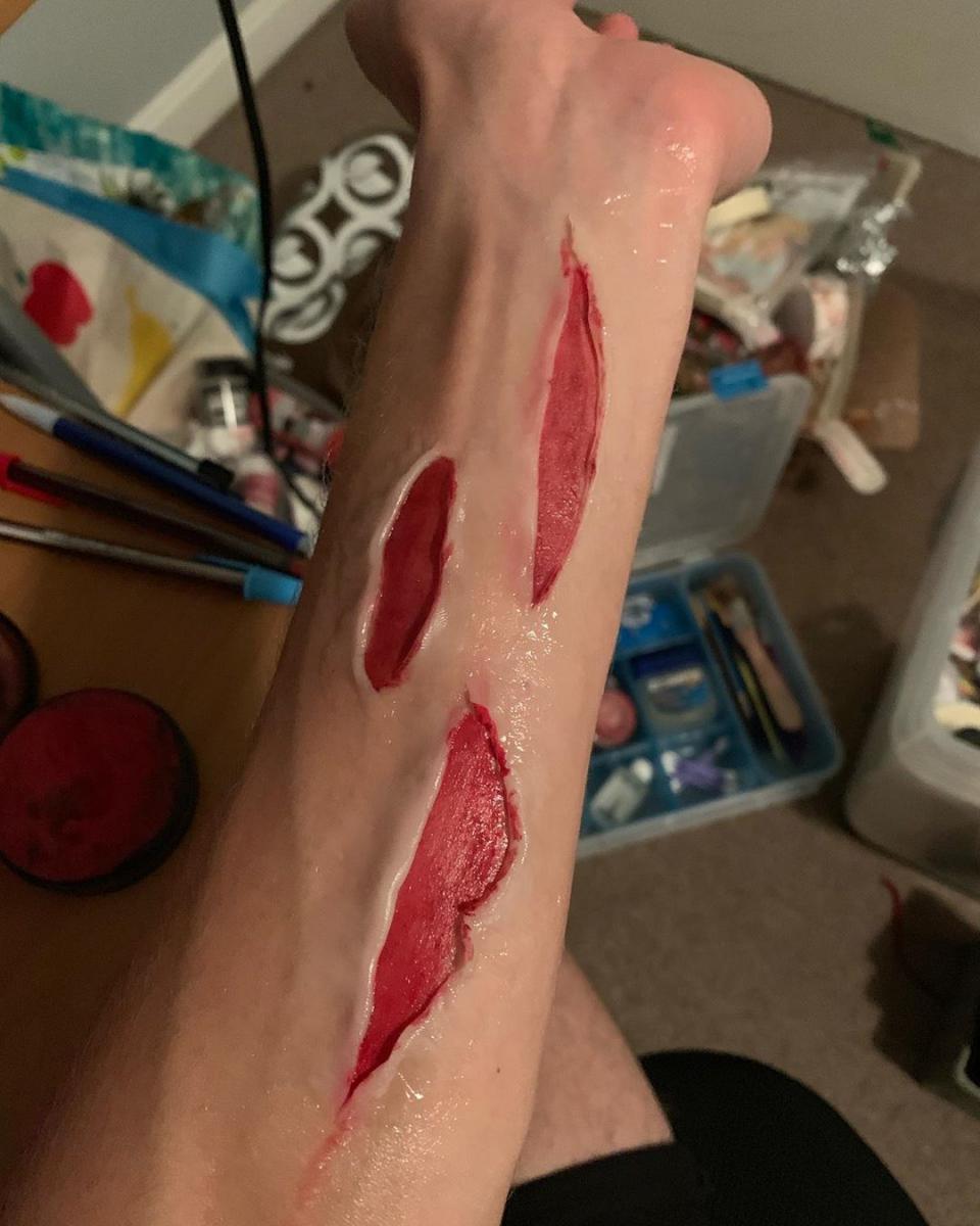 Третий шаг - закрасить "рану" красным / instagram.com/kye.mua Третий шаг - закрасить "рану" красным / instagram.com/kye.mua