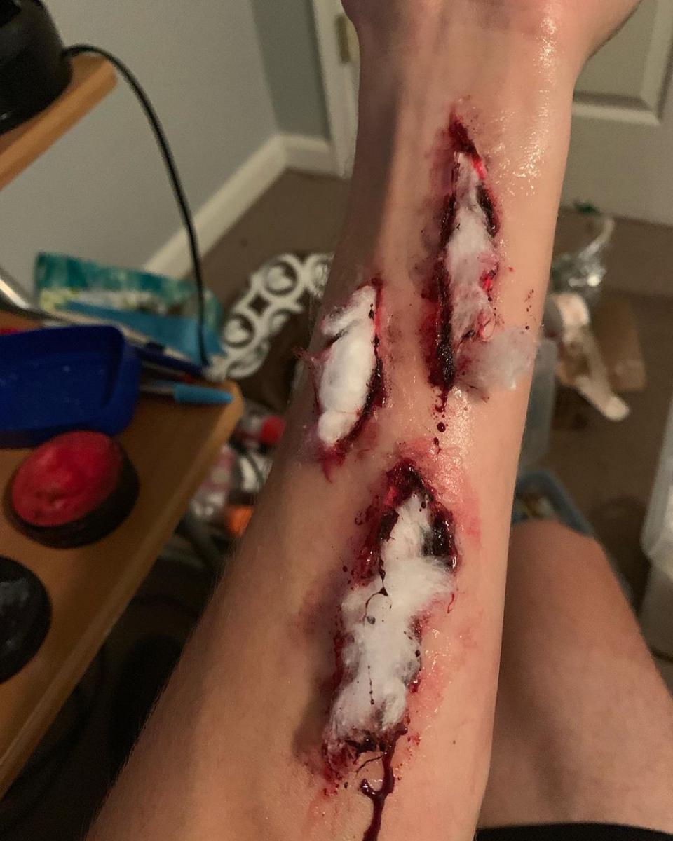 Напоследок нужно добавить немного крови / instagram.com/kye.mua Напоследок нужно добавить немного крови / instagram.com/kye.mua