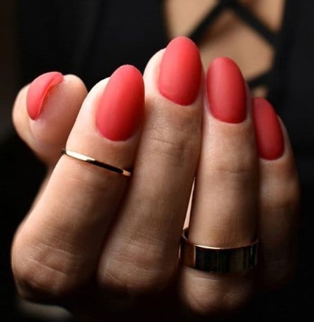Красный матовый маникюр
