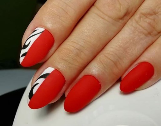 Красный матовый маникюр