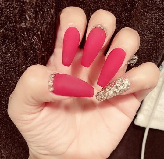 Красный матовый маникюр