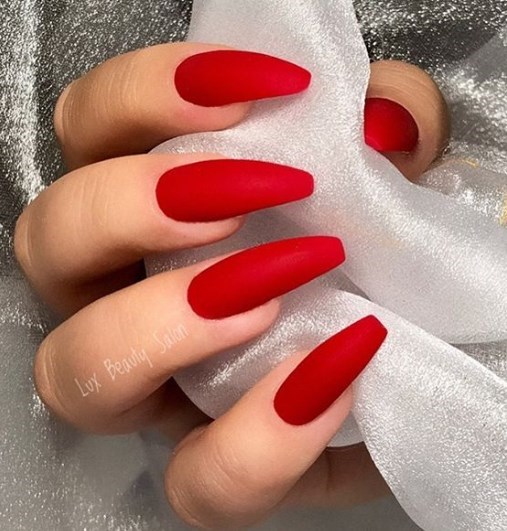 Красный матовый маникюр
