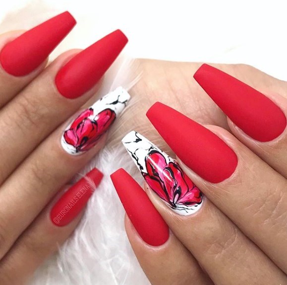 Красный матовый маникюр