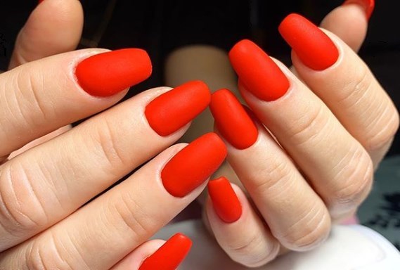 Красный матовый маникюр