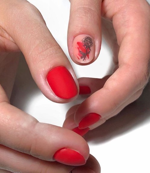 Красный матовый маникюр
