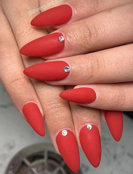 Красный матовый маникюр