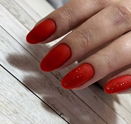 Красный матовый маникюр