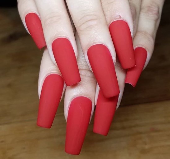 Красный матовый маникюр