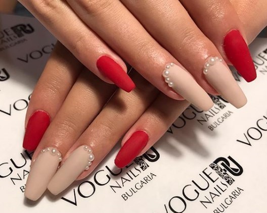 Красный матовый маникюр