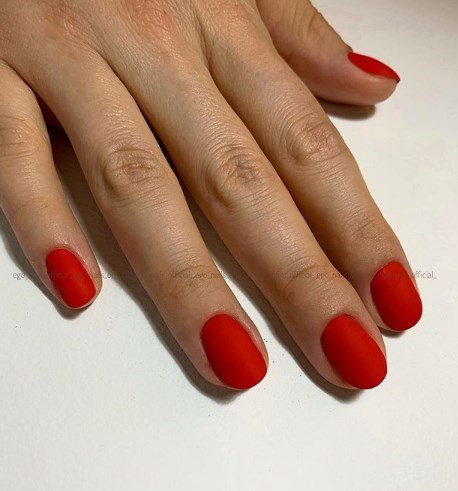 Красный матовый маникюр