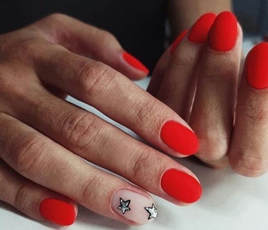 Красный матовый маникюр