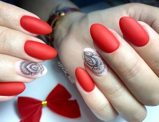 Красный матовый маникюр