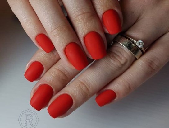 Красный матовый маникюр