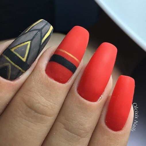 Красный матовый маникюр