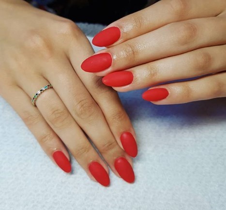 Красный матовый маникюр