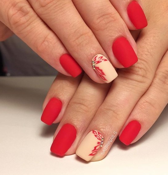 Красный матовый маникюр