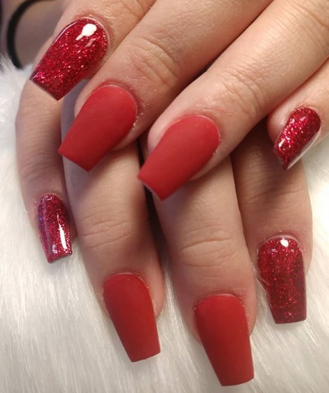 Красный матовый маникюр