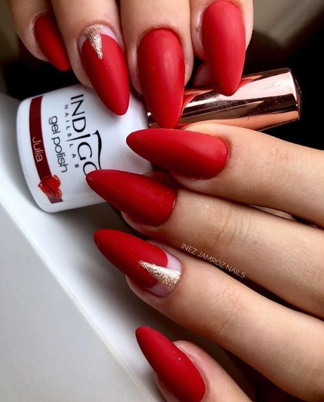 Красный матовый маникюр