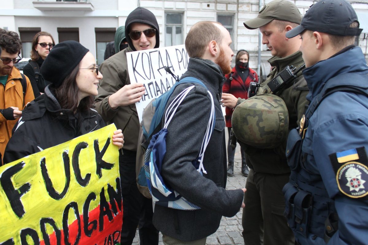 Избиение под посольством Турции