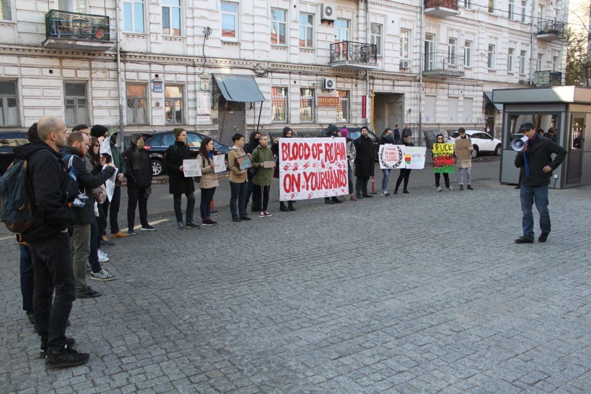 Избиение под посольством Турции