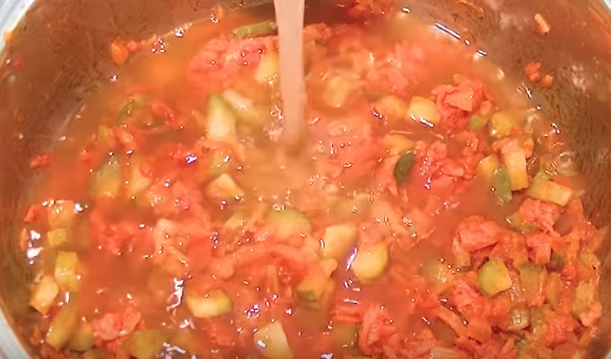 Солянка с копченостями быстро и просто готовится