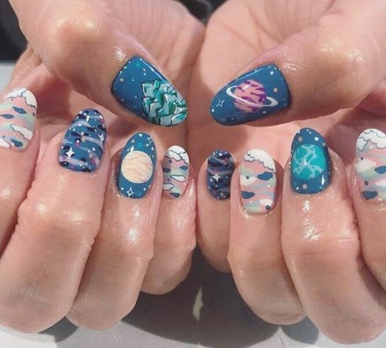 Модный синий маникюр космос