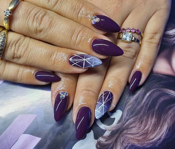 Модный сливовый маникюр