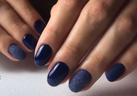 Модный сливовый маникюр