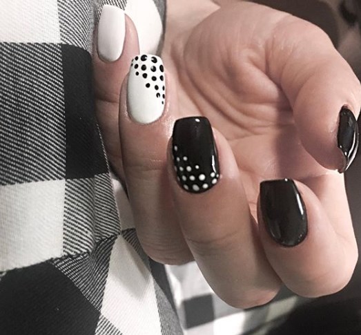 Модный черно-белый маникюр