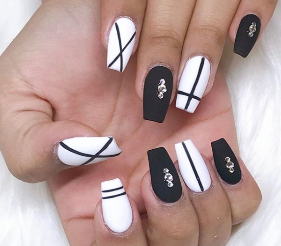 Модный черно-белый маникюр 