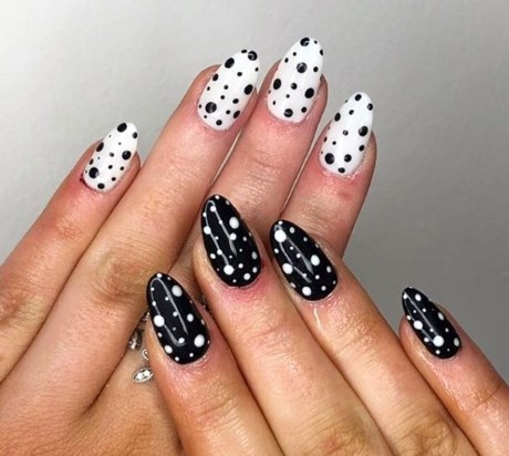 Модный черно-белый маникюр 