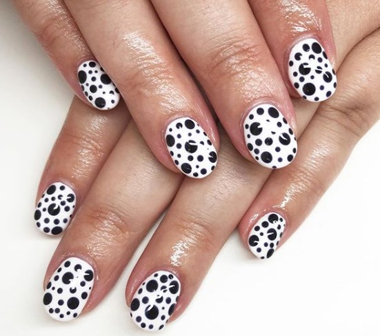 Модный черно-белый маникюр 