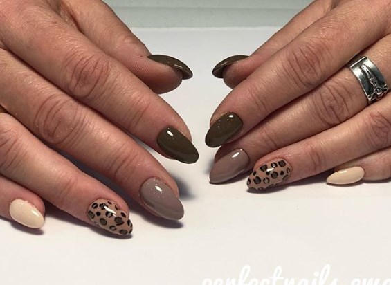 Модный коричневый маникюр