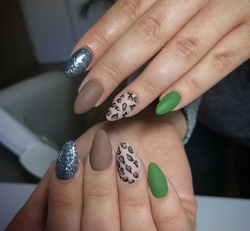 Модный коричневый маникюр