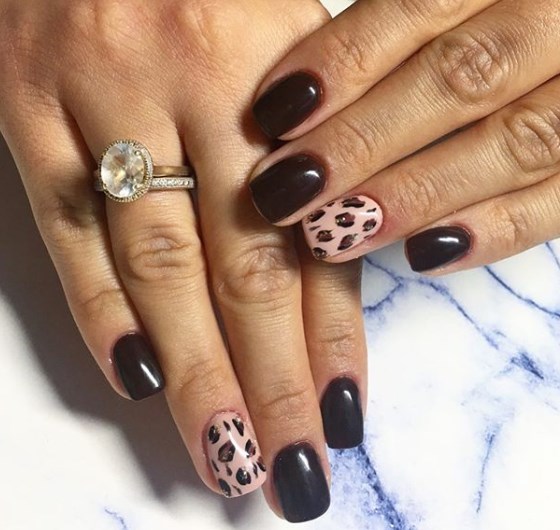 Модный коричневый маникюр