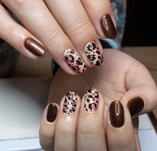 Модный коричневый маникюр