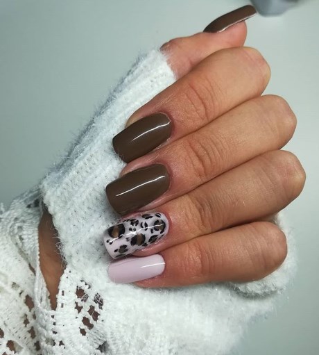 Модный коричневый маникюр