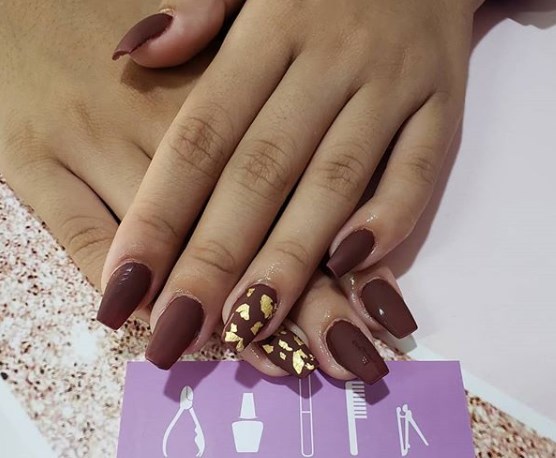 Модный коричневый маникюр
