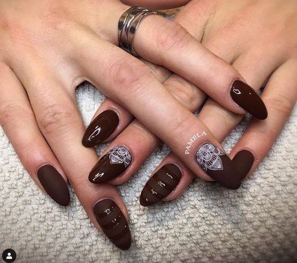 Модный коричневый маникюр