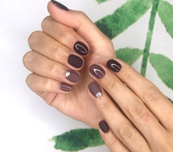 Модный коричневый маникюр