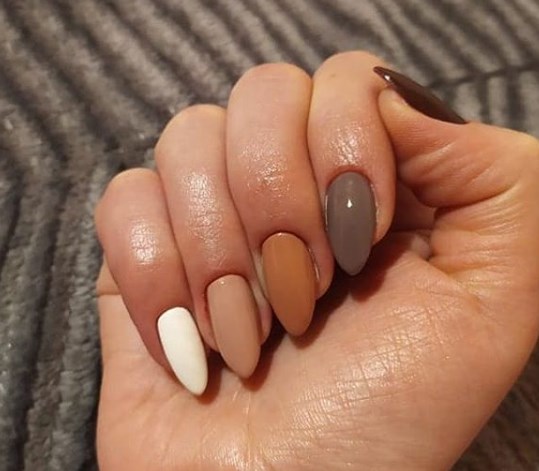 Модный коричневый маникюр