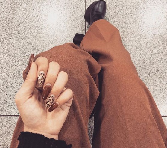 Модный коричневый маникюр