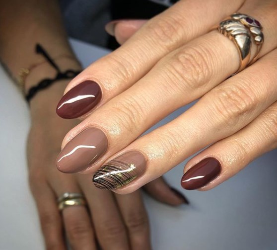 Модный коричневый маникюр