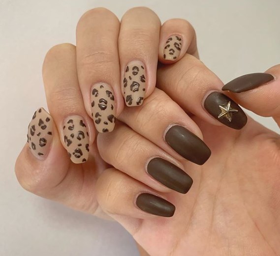 Модный коричневый маникюр