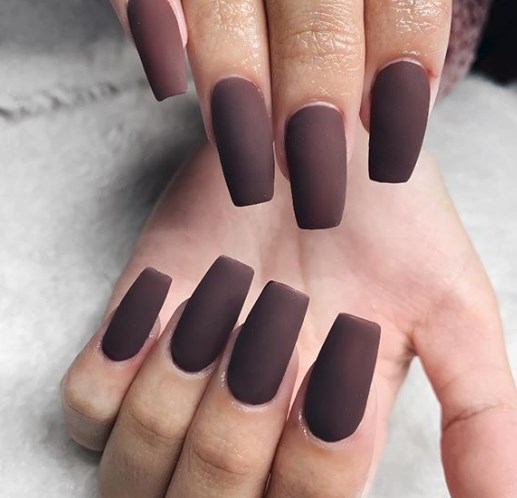 Модный коричневый маникюр