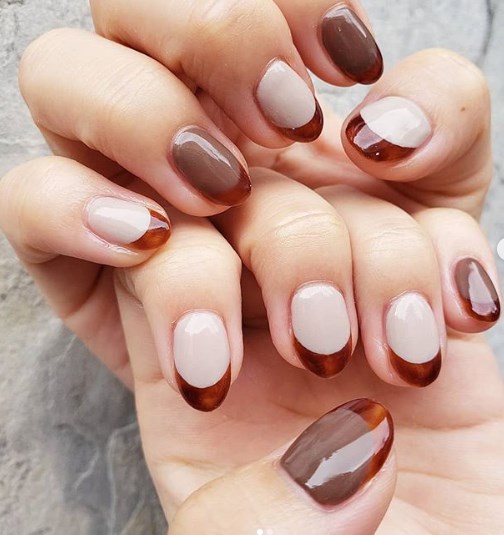 Модный коричневый маникюр
