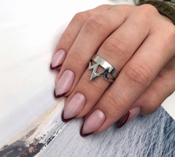 Модный коричневый маникюр