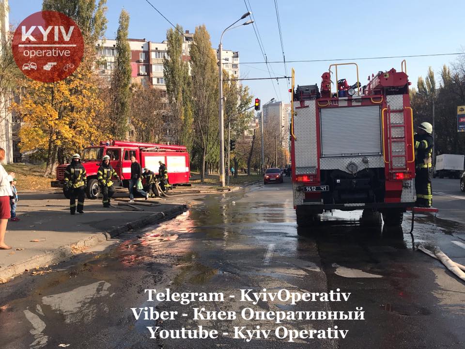 В Киеве троллейбус загорелся во время движения