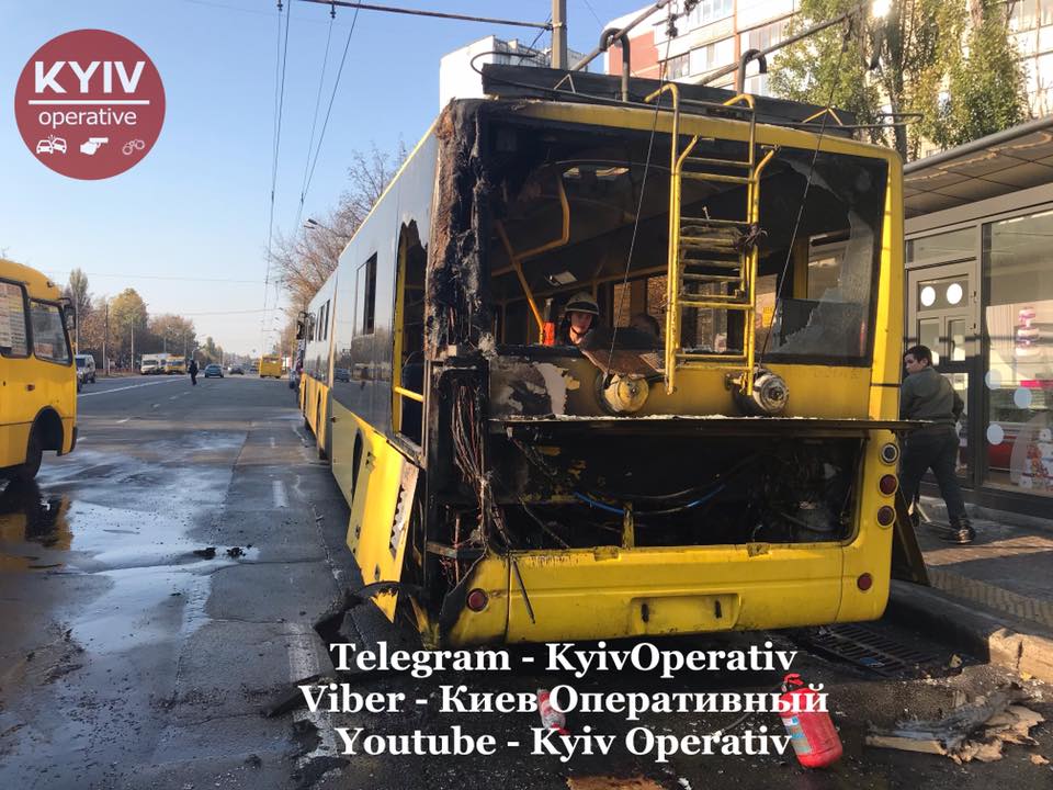 В Киеве троллейбус загорелся во время движения