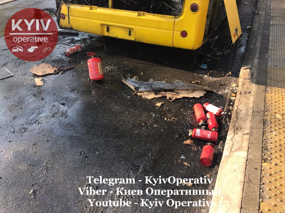 В Киеве троллейбус загорелся во время движения